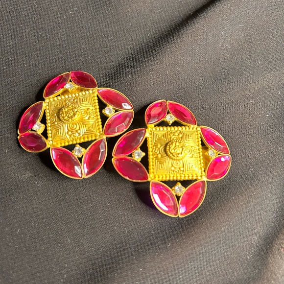 VTG Oversized pretty Gold tone metal and fuchsia rhinestone clip earrings. - Picture 4 of 7